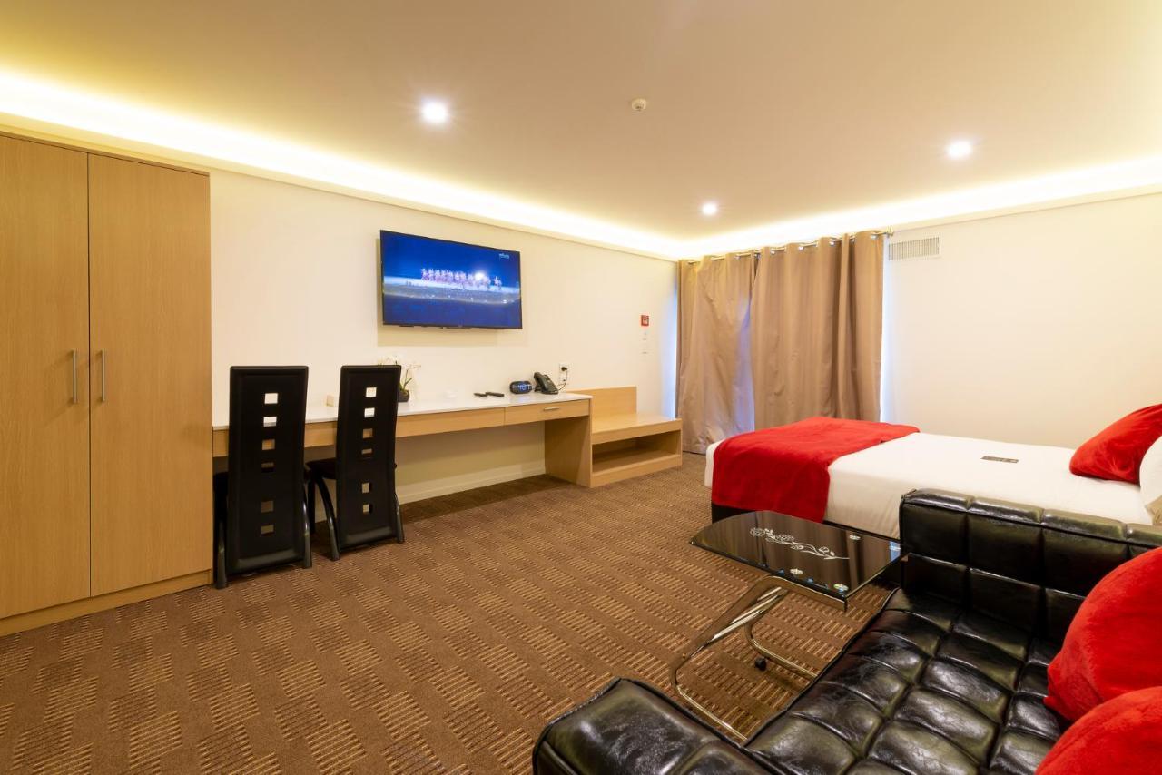 V Motel Κράισττσερτς Εξωτερικό φωτογραφία